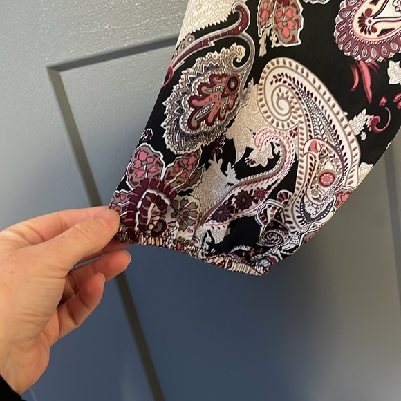 4/$20 Sale! Beautiful Tunic 🌺 - Picture 3 of 8